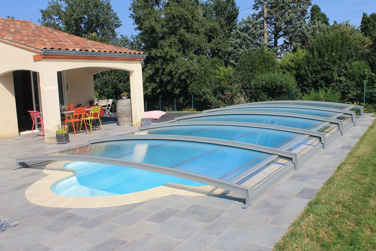 abris extra bas coulissant piscine